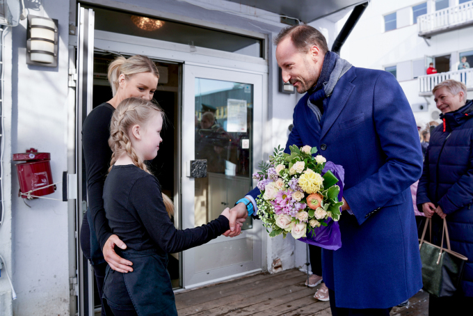 På Go’biten konditori ble Kronprinsen tatt imot av eier Katrine Sesseng Amundsen og hennes datter Ella (9 år). (Foto: Simen Løvberg Sund / Det kongelige hoff)